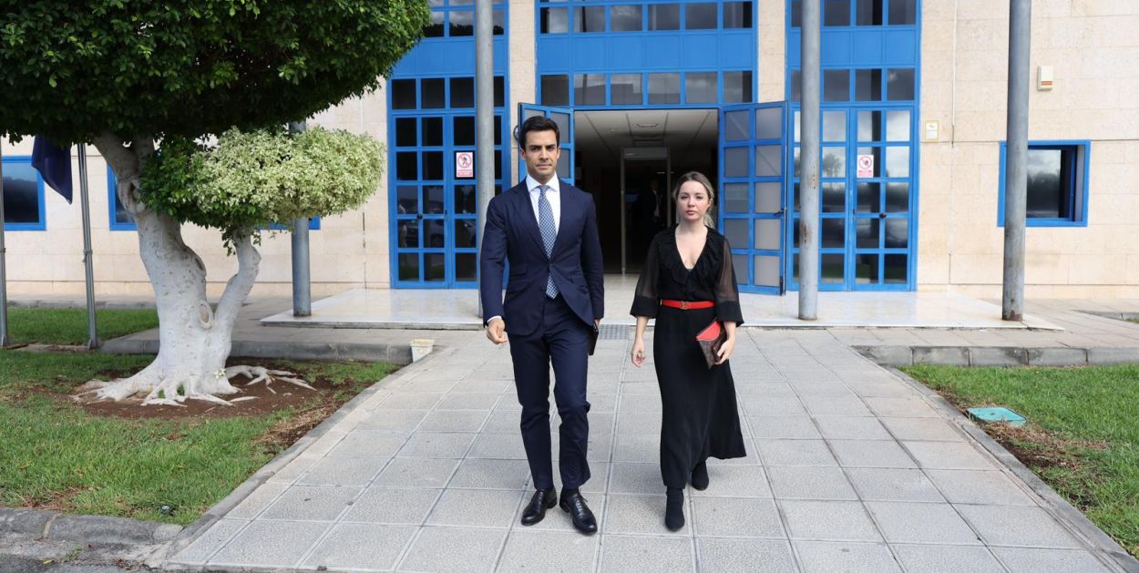 Juan Gonzalo Ospina y Beatriz Uriarte saliendo de los juzgados de San Bartolomé de Tirajana (Gran Canaria)