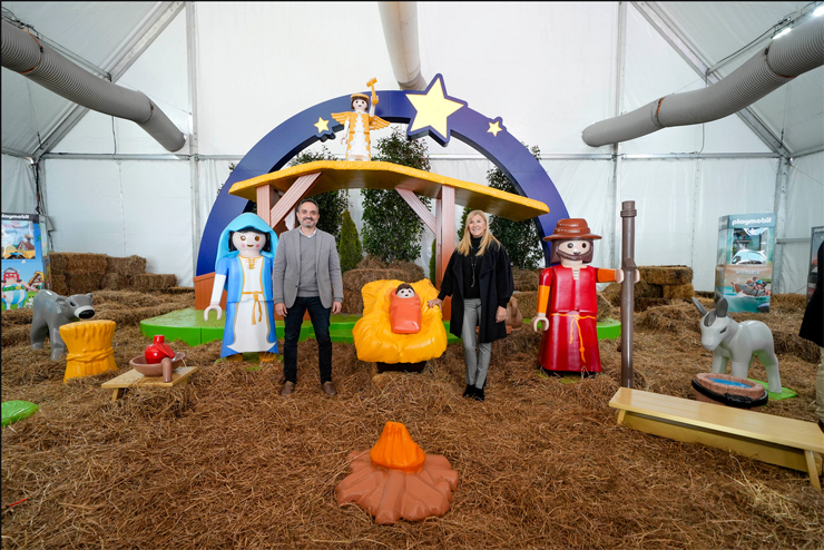 Imagen del belén gigante de Playmobil con el alcalde de Móstoles