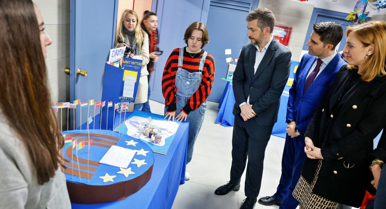 Una estudiante explica su proyecto UE a los concejales de la Comunidad de Madrid