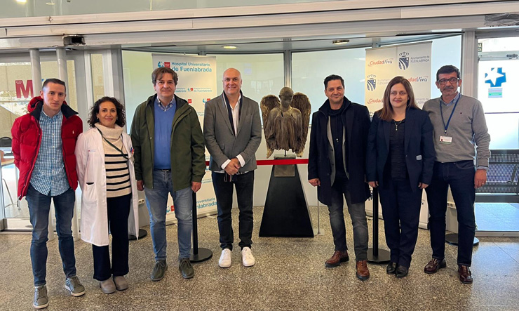 Visita de personajes famosos a la escultura dedicada a los profesionales sanitarios del Hospital de Fuenlabrada