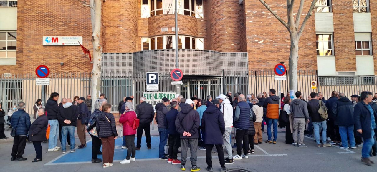 Decenas de personas se concentran en Fuenlabrada reclamando la falta de pediatras en el Centro de Salud Panaderas