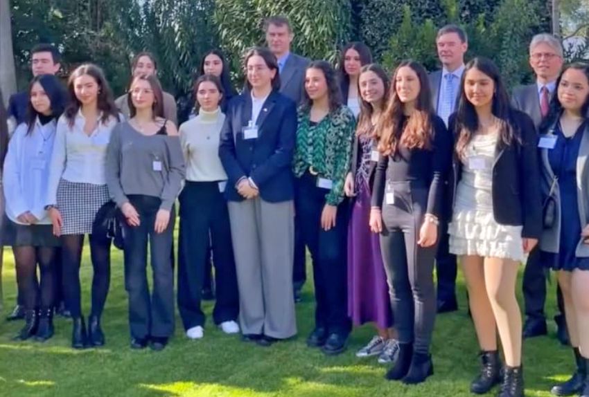 Los quince ganadores del concurso 'Embajador por un día' posan en la embajada británica en Madrid