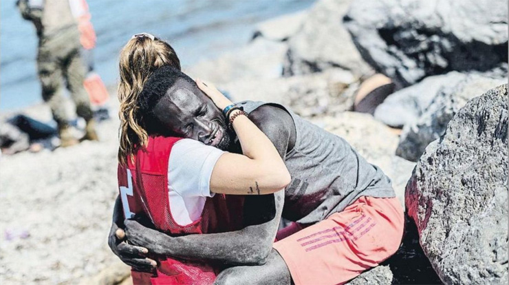 Foto que dio la vuelta al mundo con la acción de la voluntaria de Cruz Roja Luna Reyes