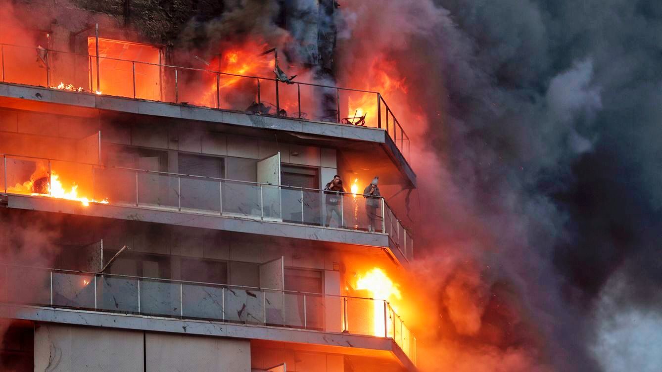 Personas atrapadas y rescatadas por los bomberos en el incendio del edificio de Valencia | Agencias