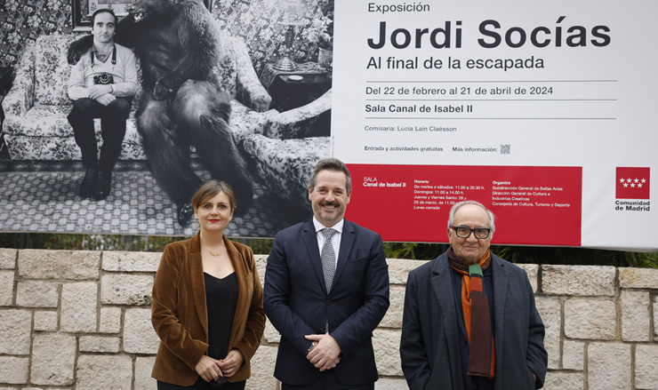 El fotógrafo Jordi Socías con el asesor De Paco Serrano y la comisaria de la exposición Lucía Laín,