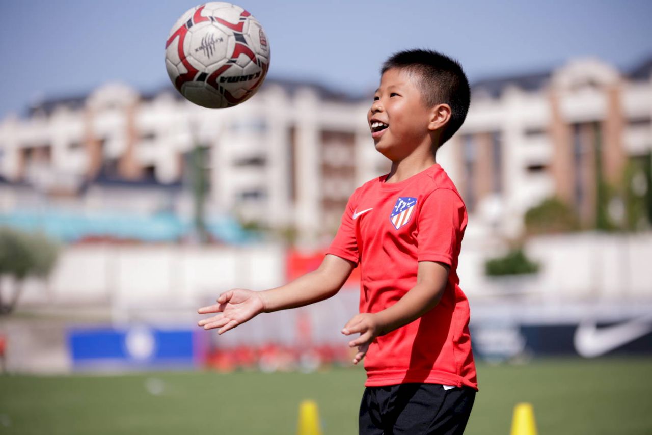 Campus de fútbol gestionado por el Atlético de Madrid en el colegio Mirasur de Pinto