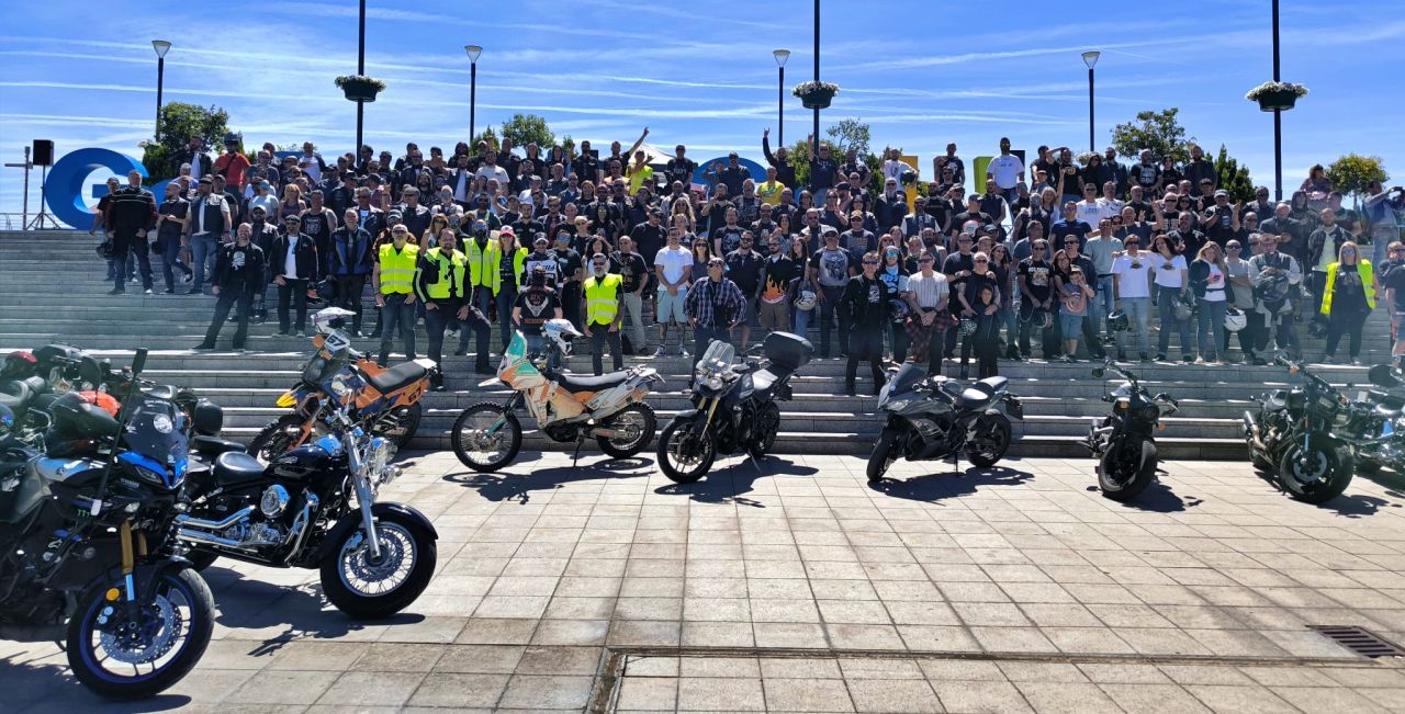 La ruta de motociclistas del HDC Rockin Fest recibida en la Plaza de la Constitución de Fuenlabrada por la vicealcaldesa Mónica Sebastián