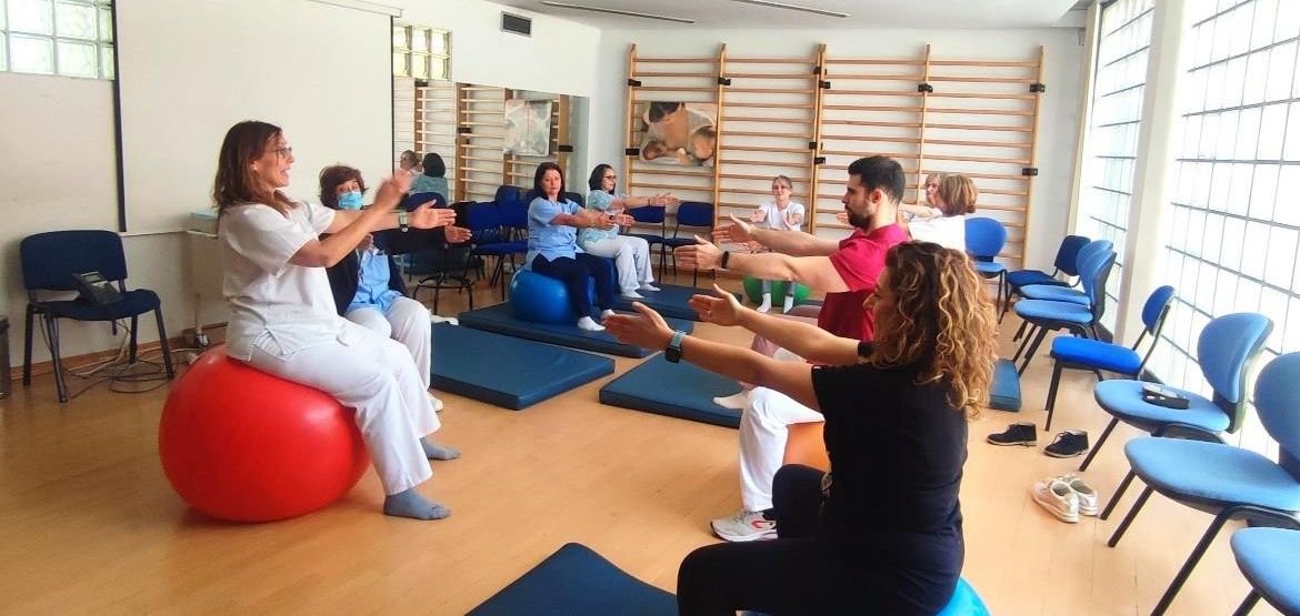 Profesionales sanitarios del Centro de Salud Alicante en Fuenlabrada practicando ejercicios de fisioterapia