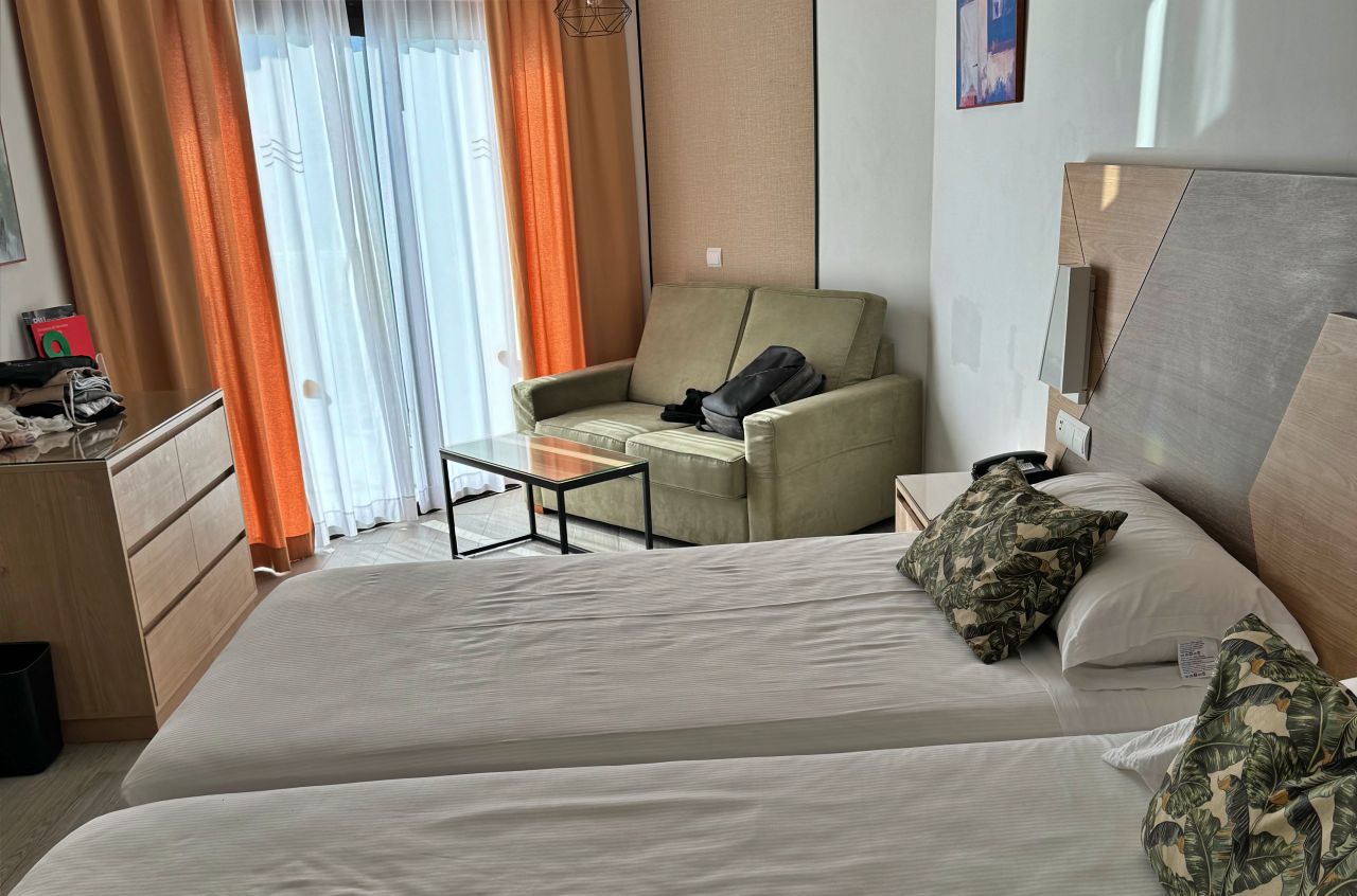 Habitación del hotel Riu Buenavista de Tenerife, donde robaron el dinero de la mochila | fn