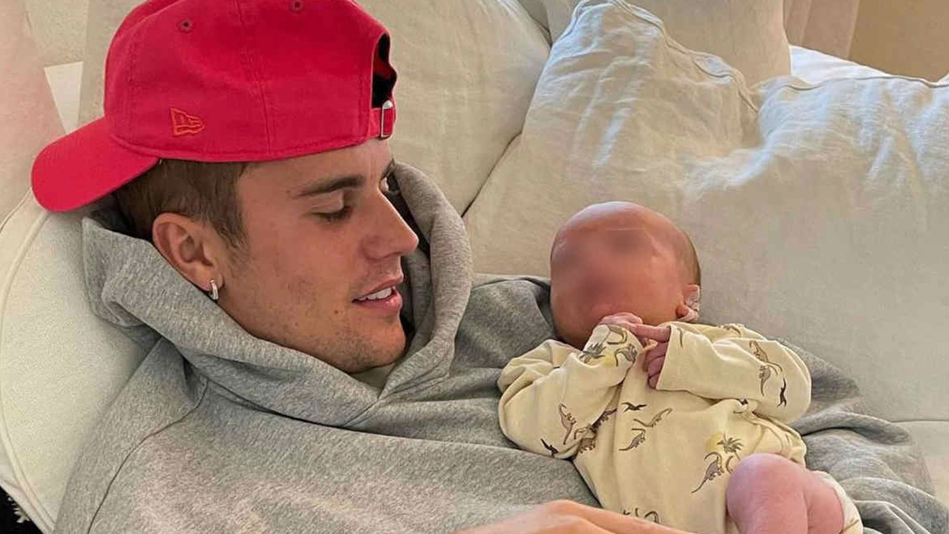 Justin Bieber sosteniendo a su hijo Jack en brazos | Imagen: Justin Bieber en Instagram