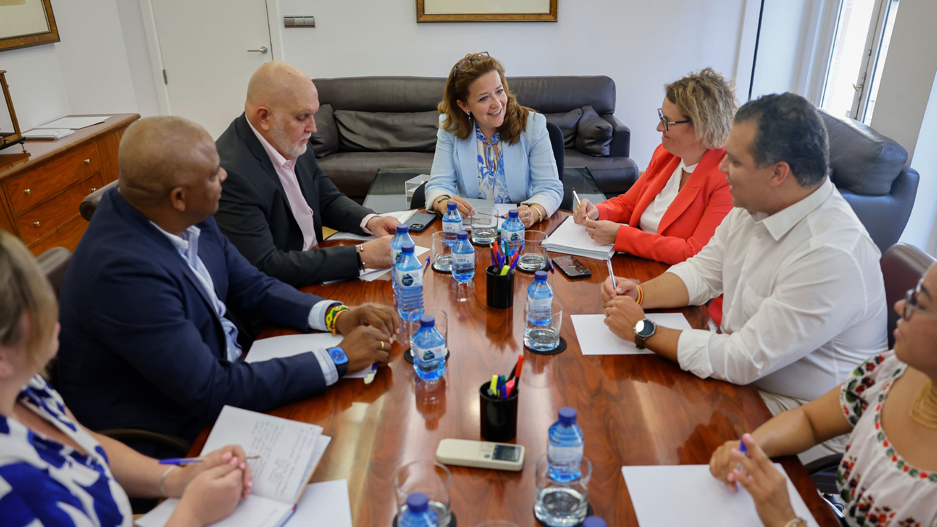 Fátima Matute se reúne con la Asociación de Médicos Cubanos en España | Imagen: Sala de Prensa de la Comunidad de Madrid