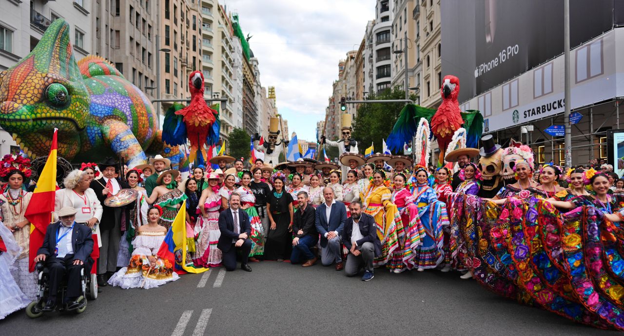 Ayuda para los participantes del Desfile de la Herencia Hispana 2024 | cámara