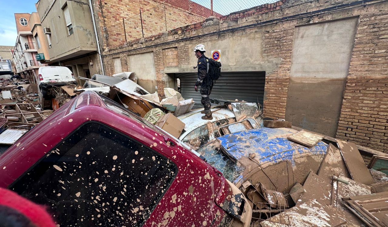 Ericam de Madrid en la zona afectada por la DANA en Valencia | cámara