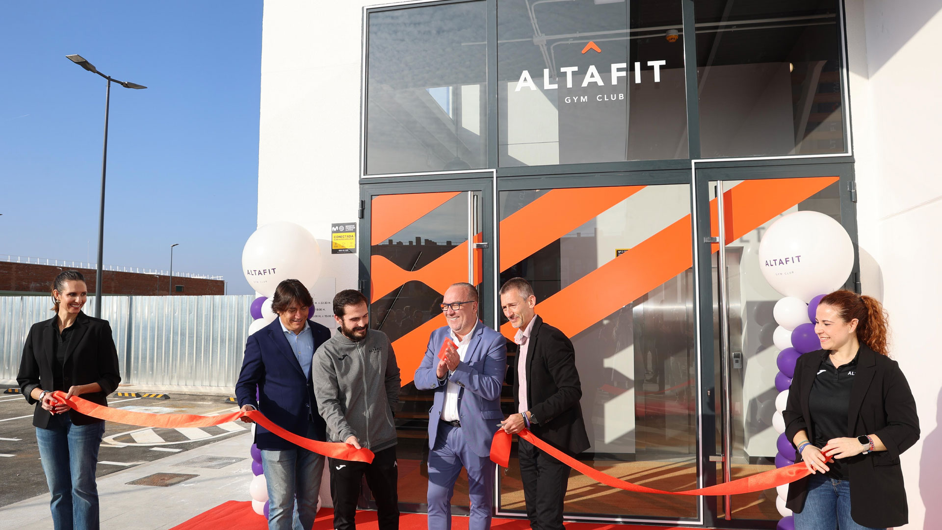 alcalde Luis Quiroga, en el acto de inauguración frente a una de las instalaciones del nuevo centro comercial | Ayuntamiento de Arroiomolinos