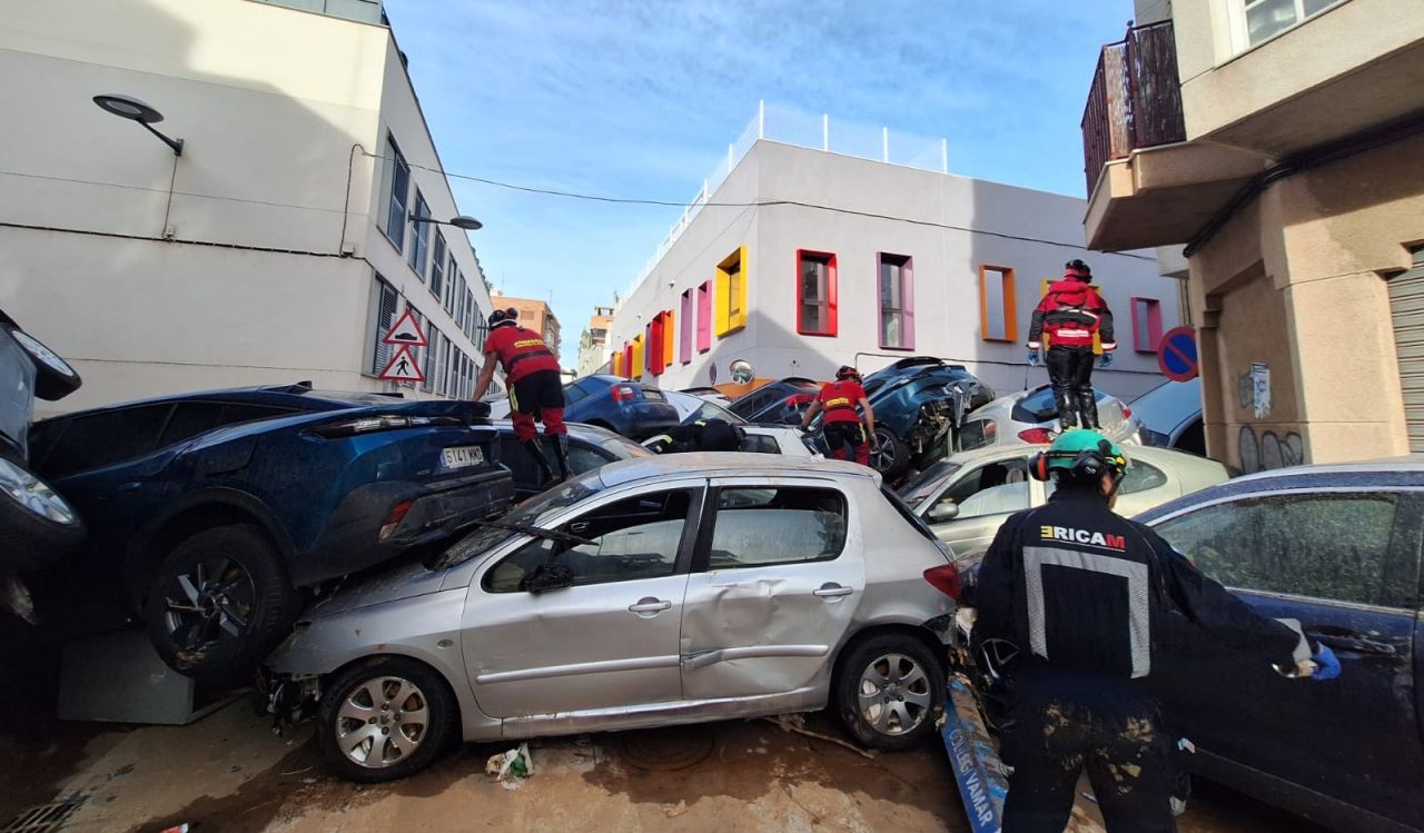 Miembros de ERICAM en la zona 0 de Valencia, ayudando a localizar a las víctimas | cámara